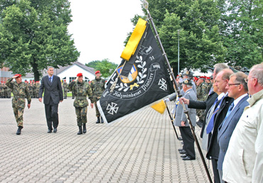 Abschreiten der angetretenen Ehrenformationen durch Kommandeur PiReg O Dahmen, Bürgermeistzer der Stadt Holzminden und Kommamdeur OTL Schoy!